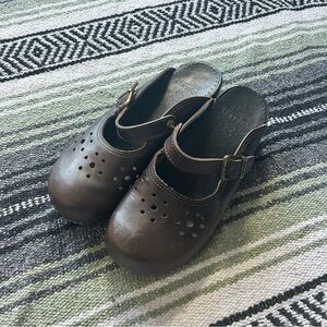 Dansko Merrie mary Jane clogs/mules size 40 leather cutout round toe